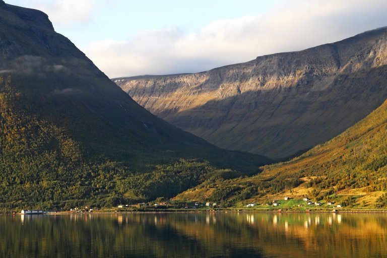 00_SKARDALEN-intro_20180905-OSP-1785_sjøsamisk-bygd_UKL-Skardalen-langs-Kåfjorden.JPG
