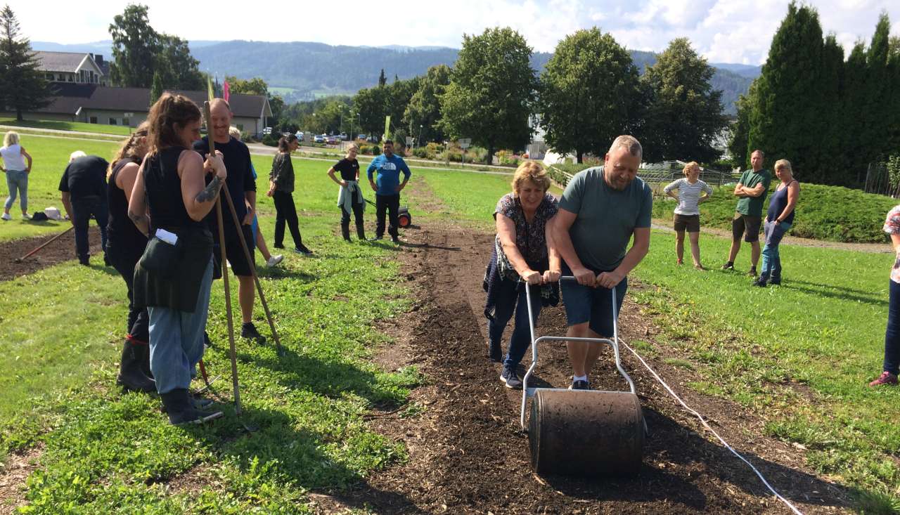 Kurs - Etabl. av blosmotereng på Vea fagskole. Foto Trygve